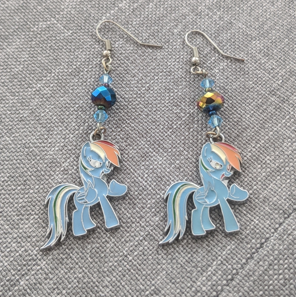 🦄 Adorable Rainbow Dash earrings! 🌈